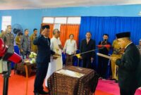 Bupati Ende, Yosef Benediktus Badeoda melantik Direktur Perumda Air Minum Tirta Kelimutu Ende (Foto: Mateus Bheri/SP)