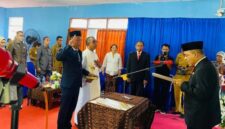 Bupati Ende, Yosef Benediktus Badeoda melantik Direktur Perumda Air Minum Tirta Kelimutu Ende (Foto: Mateus Bheri/SP)