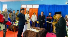 Bupati Ende, Yosef Benediktus Badeoda melantik Direktur Perumda Air Minum Tirta Kelimutu Ende (Foto: Mateus Bheri/SP)