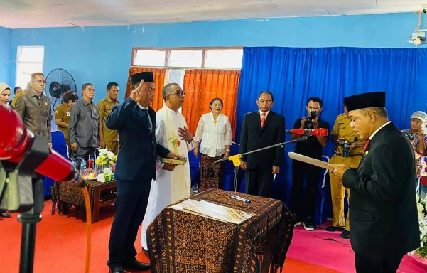 Bupati Ende, Yosef Benediktus Badeoda melantik Direktur Perumda Air Minum Tirta Kelimutu Ende (Foto: Mateus Bheri/SP)