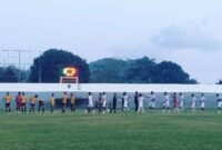 Kedua kesebelasan, Persematim (Putih) dan Persena Nagekeo (Kuning) saling bersalaman setelah pertandingan usai (Foto: Mateus Bheri/SP)