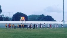 Kedua kesebelasan, Persematim (Putih) dan Persena Nagekeo (Kuning) saling bersalaman setelah pertandingan usai (Foto: Mateus Bheri/SP)