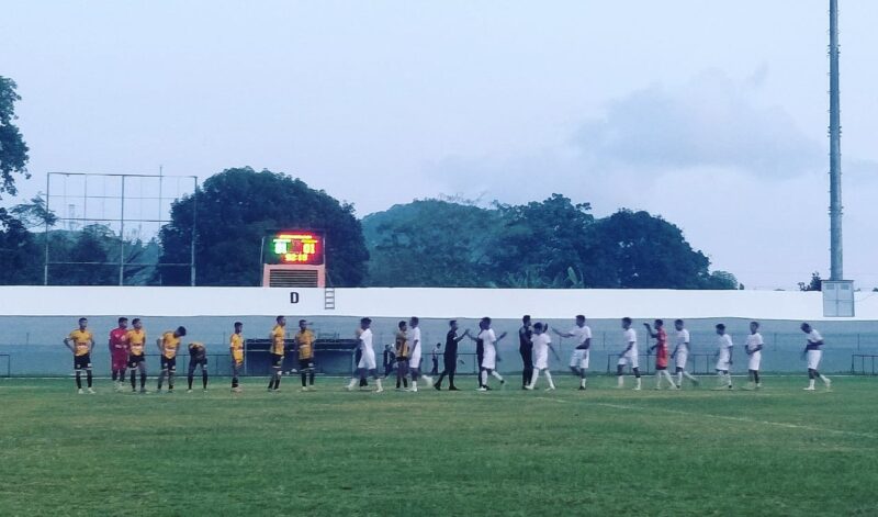 Kedua kesebelasan, Persematim (Putih) dan Persena Nagekeo (Kuning) saling bersalaman setelah pertandingan usai (Foto: Mateus Bheri/SP)