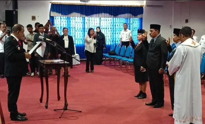 Bupati Ende, Yosef Benediktus Badeoda melantik Pejabat Tinggi Pratama Kabupaten Ende (Foto: Mateus Bheri/SP)
