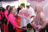 Ibu Ketua Umum Bhayakari Pusat, Ny. Julianti Sigit Prabowo menyerahkan bantuan secara simbolis kepada Tokoh Agama dan Masyarakat penerima manfaat (Foto: Mateus Bheri/SP)