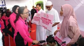 Ibu Ketua Umum Bhayakari Pusat, Ny. Julianti Sigit Prabowo menyerahkan bantuan secara simbolis kepada Tokoh Agama dan Masyarakat penerima manfaat (Foto: Mateus Bheri/SP)