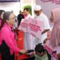Ibu Ketua Umum Bhayakari Pusat, Ny. Julianti Sigit Prabowo menyerahkan bantuan secara simbolis kepada Tokoh Agama dan Masyarakat penerima manfaat (Foto: Mateus Bheri/SP)