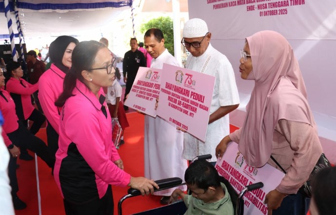 Ibu Ketua Umum Bhayakari Pusat, Ny. Julianti Sigit Prabowo menyerahkan bantuan secara simbolis kepada Tokoh Agama dan Masyarakat penerima manfaat (Foto: Mateus Bheri/SP)