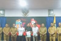 Bupati dan Wakil Bupati Ende beserta Plt Setda dan Staf Ahli Bupati foto bersama pemenang desain Logo, Maskot, dan Theme Song ETMC 2025 (Foto: Mateus Bheri/SP)