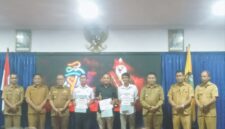Bupati dan Wakil Bupati Ende beserta Plt Setda dan Staf Ahli Bupati foto bersama pemenang desain Logo, Maskot, dan Theme Song ETMC 2025 (Foto: Mateus Bheri/SP)