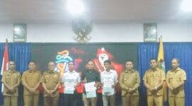 Bupati dan Wakil Bupati Ende beserta Plt Setda dan Staf Ahli Bupati foto bersama pemenang desain Logo, Maskot, dan Theme Song ETMC 2025 (Foto: Mateus Bheri/SP)