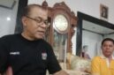 Bupati Ende, Yosef Benediktus Badeoda, SH, MH saat memberikan keterangan pers kepada sejumlah awak media (Foto: Mateus Bheri/CR)