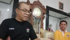 Bupati Ende, Yosef Benediktus Badeoda, SH, MH saat memberikan keterangan pers kepada sejumlah awak media (Foto: Mateus Bheri/CR)