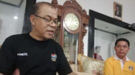 Bupati Ende, Yosef Benediktus Badeoda, SH, MH saat memberikan keterangan pers kepada sejumlah awak media (Foto: Mateus Bheri/CR)
