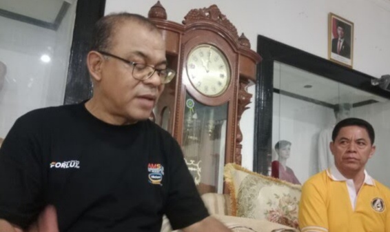 Bupati Ende, Yosef Benediktus Badeoda, SH, MH saat memberikan keterangan pers kepada sejumlah awak media (Foto: Mateus Bheri/CR)