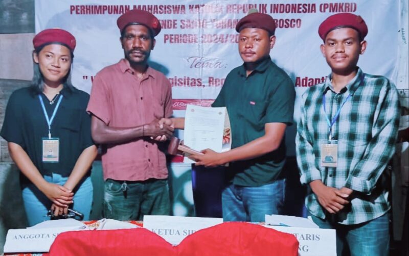Penyerahan palu sidang kepada ketua terpilih Presidium PMKRI Ende (Foto: Mateus Bheri/SP)
