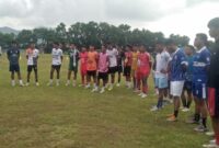 Squad Tim Perse Ende yang akan berlaga di ETMC 2025 mendengar arahan dari pelatih kepala Zulvin Zumran sebelum memulai sesi latihan (Foto: Mateus Bheri/SP)
