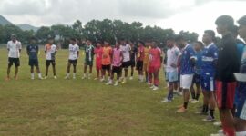 Squad Tim Perse Ende yang akan berlaga di ETMC 2025 mendengar arahan dari pelatih kepala Zulvin Zumran sebelum memulai sesi latihan (Foto: Mateus Bheri/SP)