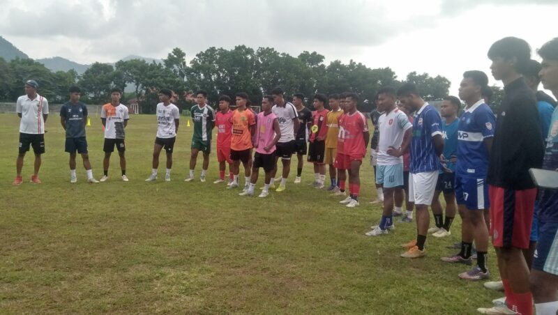 Squad Tim Perse Ende yang akan berlaga di ETMC 2025 mendengar arahan dari pelatih kepala Zulvin Zumran sebelum memulai sesi latihan (Foto: Mateus Bheri/SP)