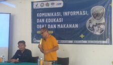 Direktur Yayasan Caritas, Romo Siprianus Sadipun didampingi oleh Kepala Balai POM Ende, Eko Agus Budi Darmawan (Foto: Mateus Bheri/SP)