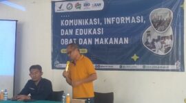 Direktur Yayasan Caritas, Romo Siprianus Sadipun didampingi oleh Kepala Balai POM Ende, Eko Agus Budi Darmawan (Foto: Mateus Bheri/SP)