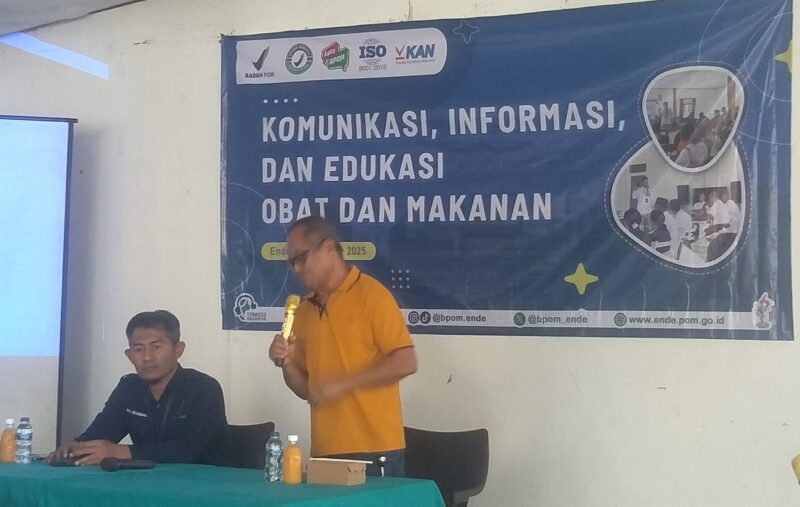 Direktur Yayasan Caritas, Romo Siprianus Sadipun didampingi oleh Kepala Balai POM Ende, Eko Agus Budi Darmawan (Foto: Mateus Bheri/SP)