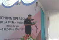 Kepala Dinas Koperasi dan UKM Kabupaten Ende, Valentinus Subur Mujurutu saat memberikan sambutan pada kegiatan Launching Kopdes Merah Putih Desa Wolotopo (Foto: Mateus Bheri/SP)