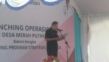 Kepala Dinas Koperasi dan UKM Kabupaten Ende, Valentinus Subur Mujurutu saat memberikan sambutan pada kegiatan Launching Kopdes Merah Putih Desa Wolotopo (Foto: Mateus Bheri/SP)