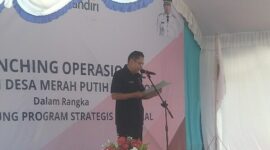 Kepala Dinas Koperasi dan UKM Kabupaten Ende, Valentinus Subur Mujurutu saat memberikan sambutan pada kegiatan Launching Kopdes Merah Putih Desa Wolotopo (Foto: Mateus Bheri/SP)