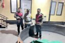 Aparat kepolisian Kupang Kota menyita barang bukti setelah melakukan penggrebekan judi sabung ayam di pasar Oeba. Foto: tribratanewskupangkota