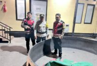 Aparat kepolisian Kupang Kota menyita barang bukti setelah melakukan penggrebekan judi sabung ayam di pasar Oeba. Foto: tribratanewskupangkota