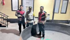 Aparat kepolisian Kupang Kota menyita barang bukti setelah melakukan penggrebekan judi sabung ayam di pasar Oeba. Foto: tribratanewskupangkota
