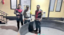 Aparat kepolisian Kupang Kota menyita barang bukti setelah melakukan penggrebekan judi sabung ayam di pasar Oeba. Foto: tribratanewskupangkota