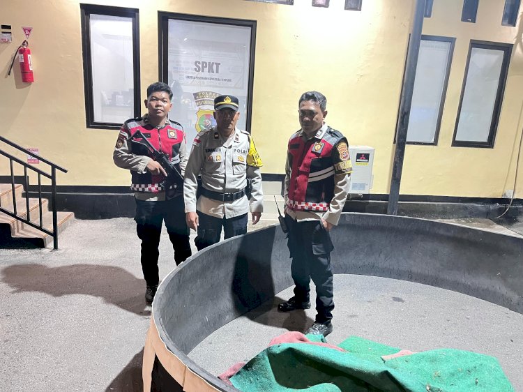 Aparat kepolisian Kupang Kota menyita barang bukti setelah melakukan penggrebekan judi sabung ayam di pasar Oeba. Foto: tribratanewskupangkota