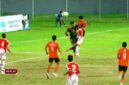 Pertandingan seru dibabak 16 besar antara PS Ngada (orange) versus Pers So'E (Merah bis Pitih) (Foto: Mateus Bheri/SP)