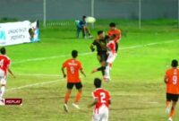 Pertandingan seru dibabak 16 besar antara PS Ngada (orange) versus Pers So'E (Merah bis Pitih) (Foto: Mateus Bheri/SP)