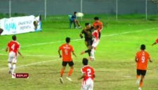 Pertandingan seru dibabak 16 besar antara PS Ngada (orange) versus Pers So'E (Merah bis Pitih) (Foto: Mateus Bheri/SP)