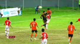 Pertandingan seru dibabak 16 besar antara PS Ngada (orange) versus Pers So'E (Merah bis Pitih) (Foto: Mateus Bheri/SP)