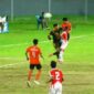 Pertandingan seru dibabak 16 besar antara PS Ngada (orange) versus Pers So'E (Merah bis Pitih) (Foto: Mateus Bheri/SP)