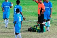 Salah satu pemain PS Malaka tergeletak dilapangan akibat tekelan keras yang dilakukan pemain BMP Flotim (Foto: Mateus Bheri/SP)