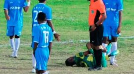 Salah satu pemain PS Malaka tergeletak dilapangan akibat tekelan keras yang dilakukan pemain BMP Flotim (Foto: Mateus Bheri/SP)
