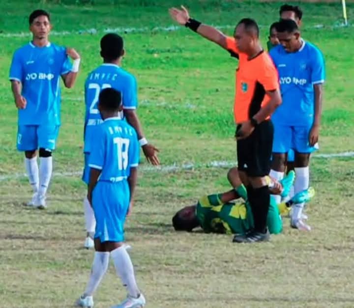 Salah satu pemain PS Malaka tergeletak dilapangan akibat tekelan keras yang dilakukan pemain BMP Flotim (Foto: Mateus Bheri/SP)