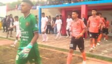 Kedua tim, PSN Ngada (orange) vs )erseftim Flores Timur (putih) sedang memasuki lapangan pertandingan (Foto: Mateus Bheri/SP)