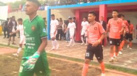 Kedua tim, PSN Ngada (orange) vs )erseftim Flores Timur (putih) sedang memasuki lapangan pertandingan (Foto: Mateus Bheri/SP)