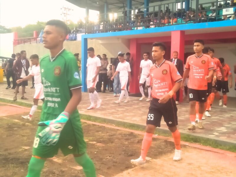 Kedua tim, PSN Ngada (orange) vs )erseftim Flores Timur (putih) sedang memasuki lapangan pertandingan (Foto: Mateus Bheri/SP)