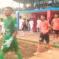 Kedua tim, PSN Ngada (orange) vs )erseftim Flores Timur (putih) sedang memasuki lapangan pertandingan (Foto: Mateus Bheri/SP)