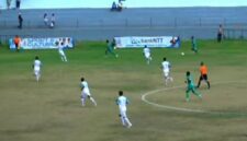 Laga seru antara Persami Maumere (hijau) versus BMP Flotim (putih) (Foto: Mateus Bheri/SP)