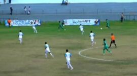 Laga seru antara Persami Maumere (hijau) versus BMP Flotim (putih) (Foto: Mateus Bheri/SP)