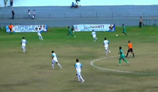 Laga seru antara Persami Maumere (hijau) versus BMP Flotim (putih) (Foto: Mateus Bheri/SP)