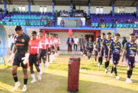 Kedua tim, Perserond Rote Ndao versus PS Kabupaten Kupang sedang memasuki lapangan pertandingan (Foto: Mateus Bheri/SP)